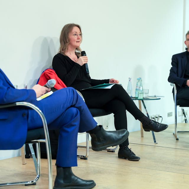 Joachim Frank (rechts) im Gespräch mit Prof. Frauke Rostalski (Mitte) und Prof. Markus Gabriel (links).
