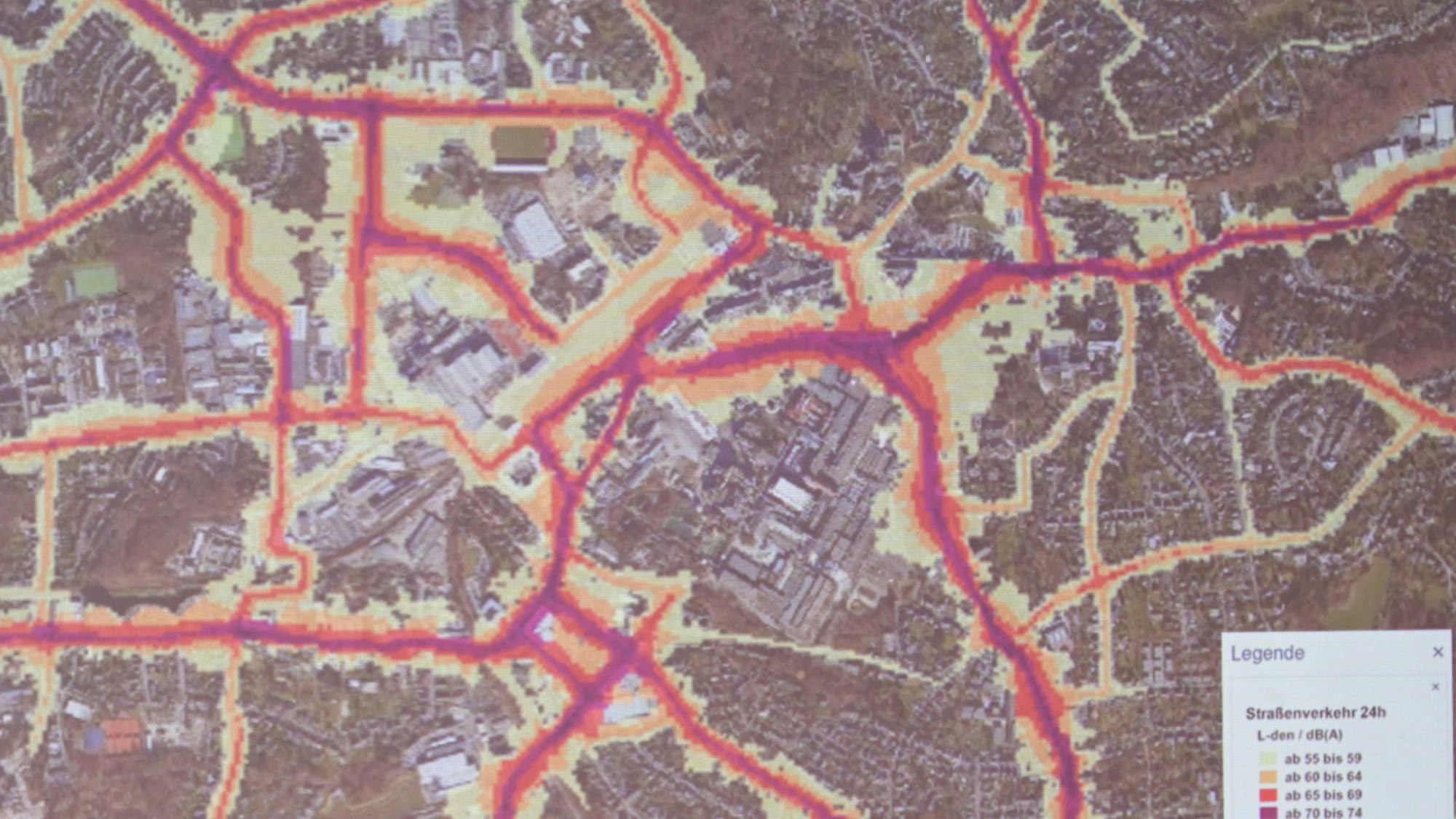 Zu sehen ist eine Karte, die dunkelrot eingefärbte Straßen zeigt.