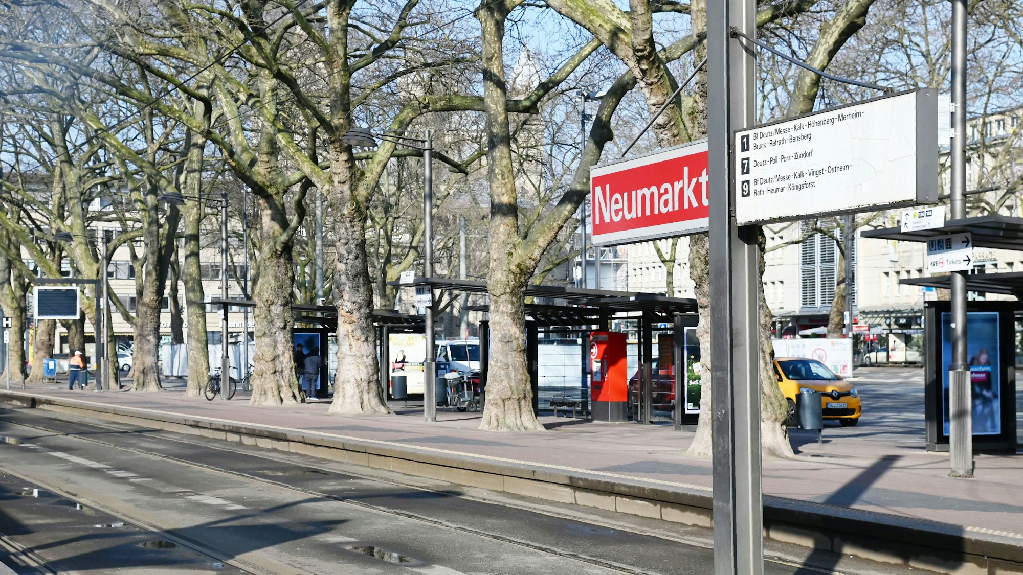 Blick auf den leeren Bahnsteig am Neumarkt in Köln während eines Streiks der KVB.