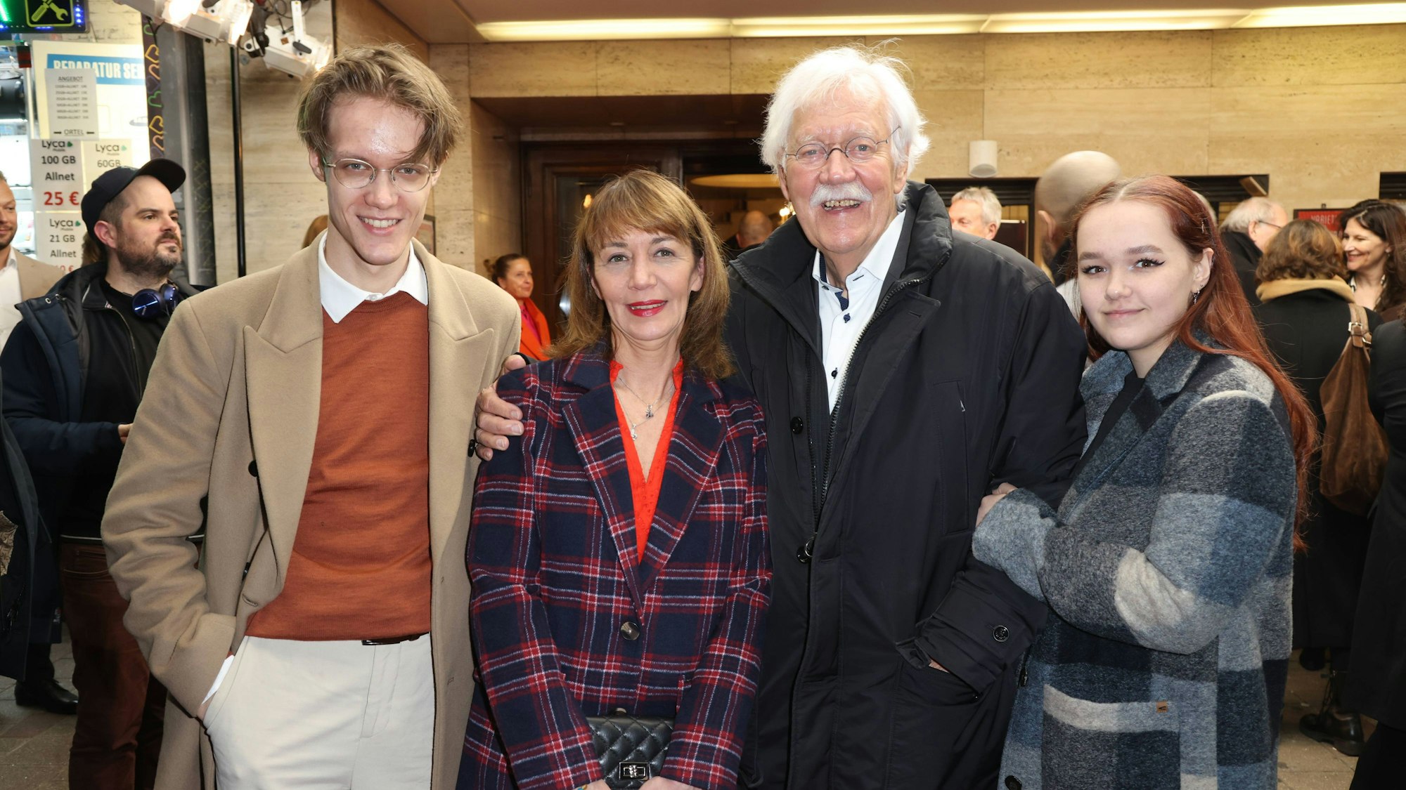 Carlo von Tiedemann mit Ehefrau Julia sowie seinen Kindern Nikolas und Viktoria, Saisoneröffnung Gala-Premiere Variete im Hansa-Theater vergangenes Jahr.