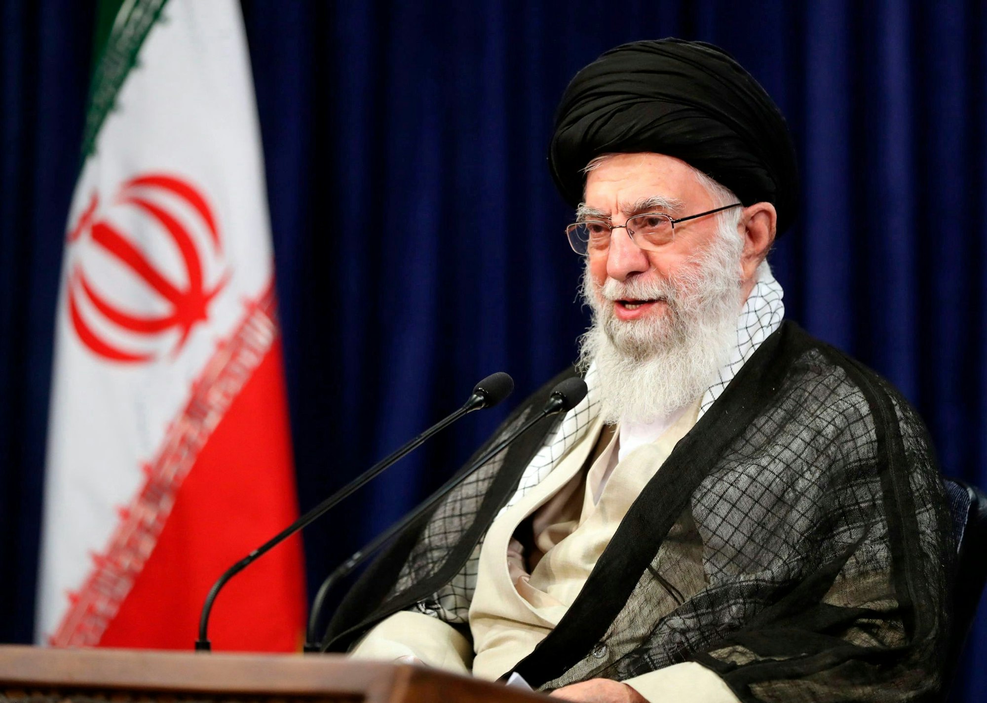 Ajatollah Ali Chamenei spricht in ein Mikrofon. (Archivbild)