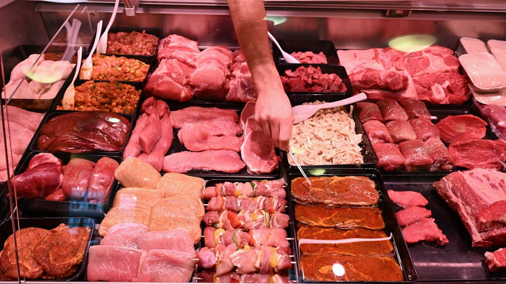 Eine Fleischtheke in einer Metzgerei: Fleisch könnte wohl bald teurer werden.