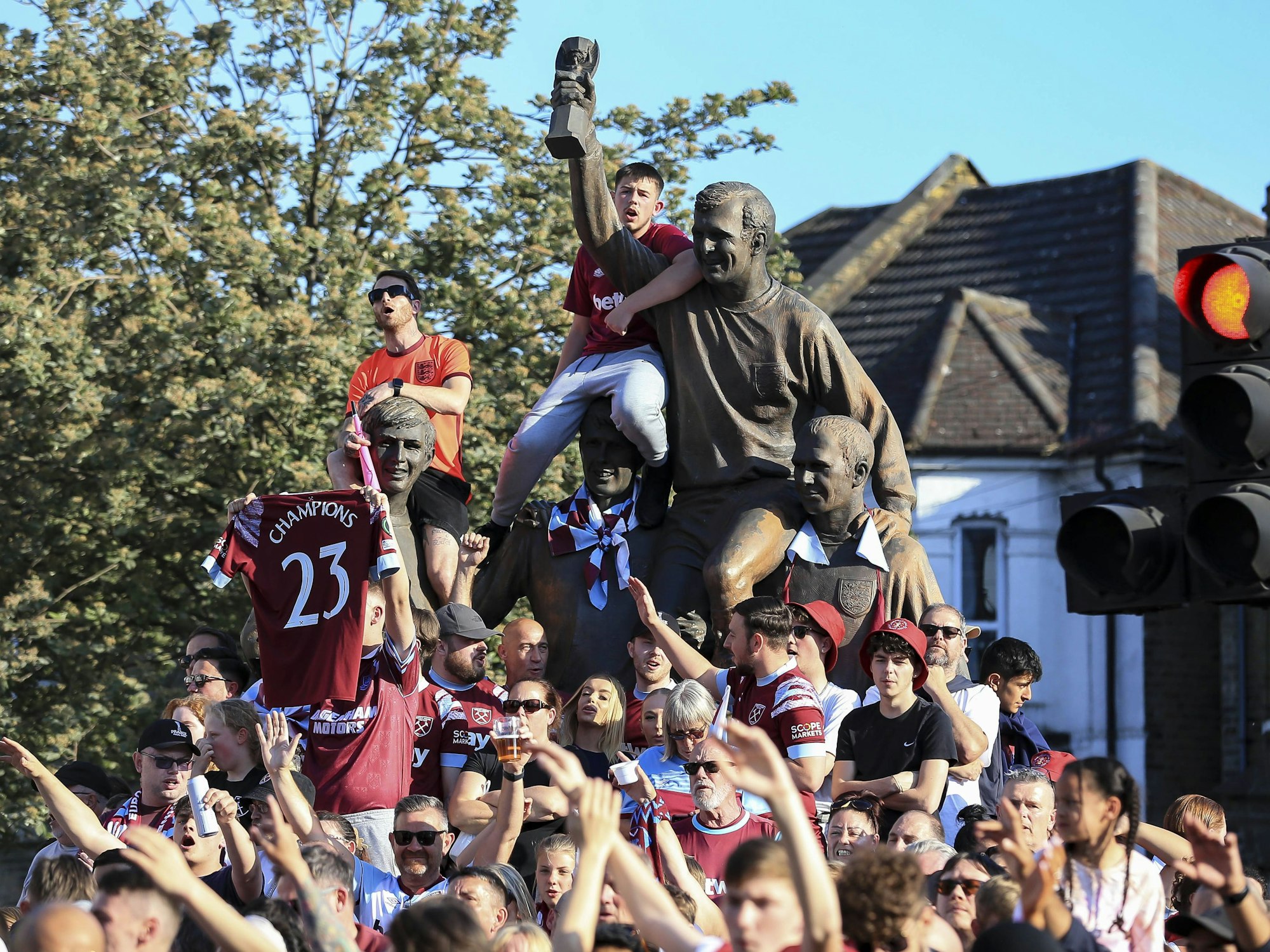 Fans von West Ham United während der Siegerparade nach dem Erfolg in der Conference League.