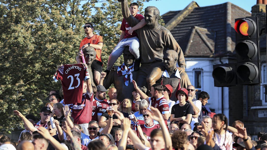 Fans von West Ham United während der Siegerparade nach dem Erfolg in der Conference League.