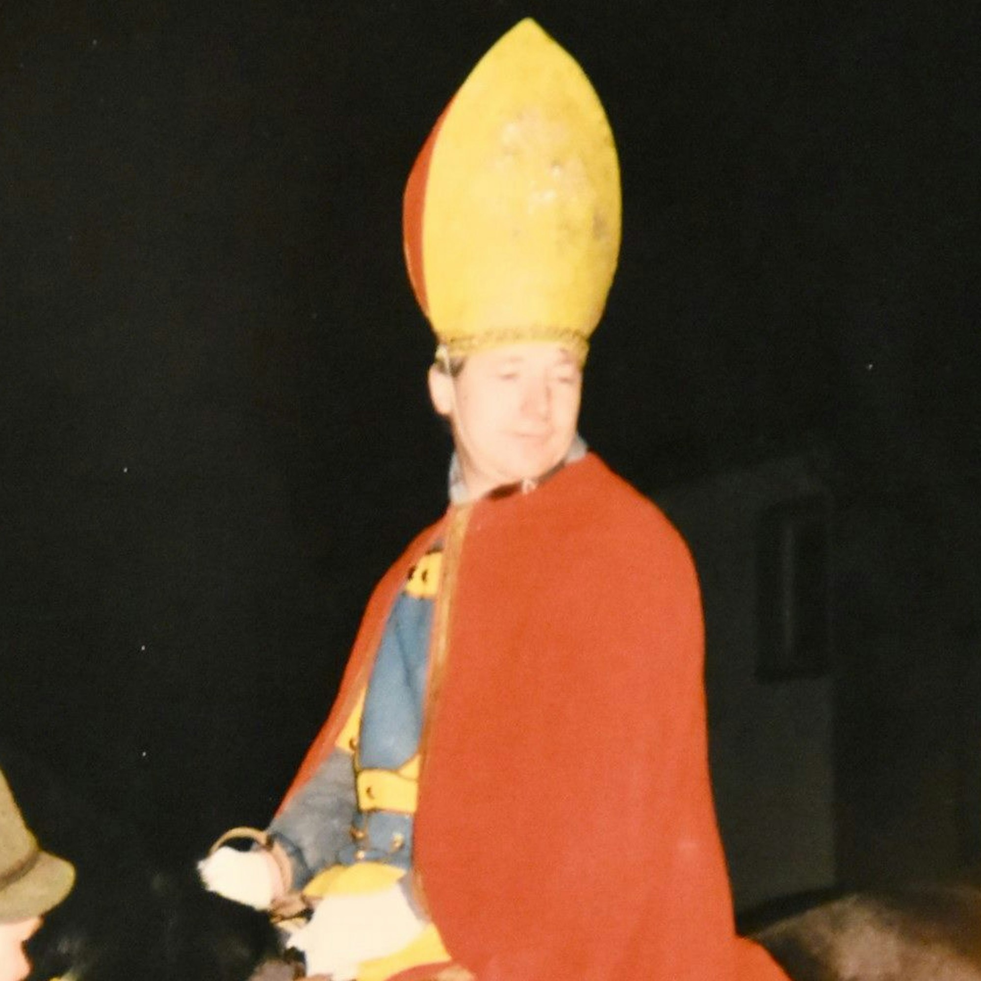 1990 sitzt Heiner Krautscheid als Sankt Martin mit rotem Umhang und einer Bischofs-Mitra auf dem Pferd.