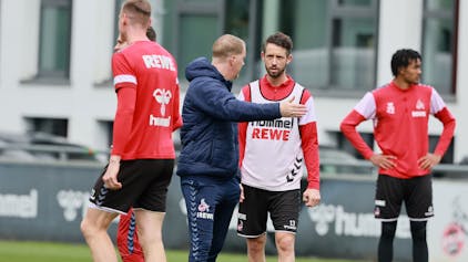 1. FC Köln, Training, Mitte von links: Timo Schultz, Mark Uth (1. FC Köln), 10.04.2024, Bild: Herbert Bucco