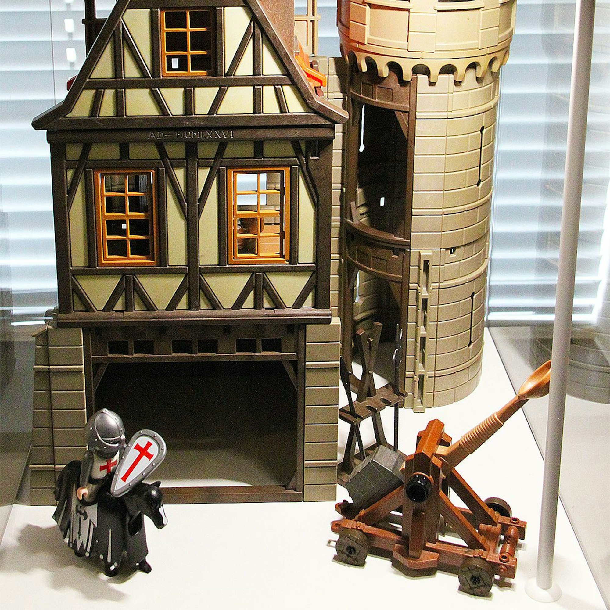 Das Foto zeigt eine Playmobil-Burg mit Katapult und einer Ritter-Spielfigur.