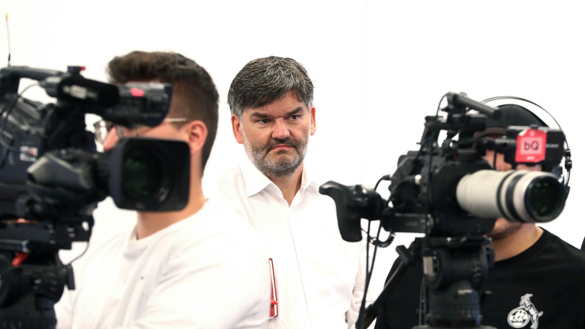Michael Rudolph beobachtet eine Pressekonferenz des 1. FC Köln.