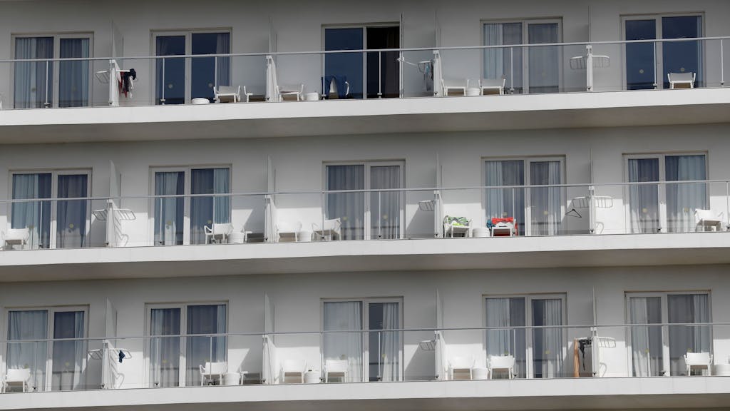 Balkone an einem Hotel am Strand von Arenal in Playa de Palma.