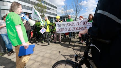 Demonstranten mit Fahrrädern stehen auf einer Straße. Auf einem Transparent steht: „Rhenag: Raus aus dem Lobby-Club Zukunft Gas“