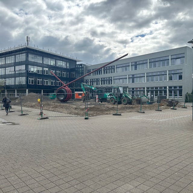 Blick auf den Vorplatz der Hochschule Bonn-Rhein-Sieg. Bagger haben das Pflaster aufgerissen.
