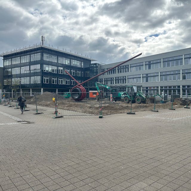 Blick auf den Vorplatz der Hochschule Bonn-Rhein-Sieg. Bagger haben das Pflaster aufgerissen.