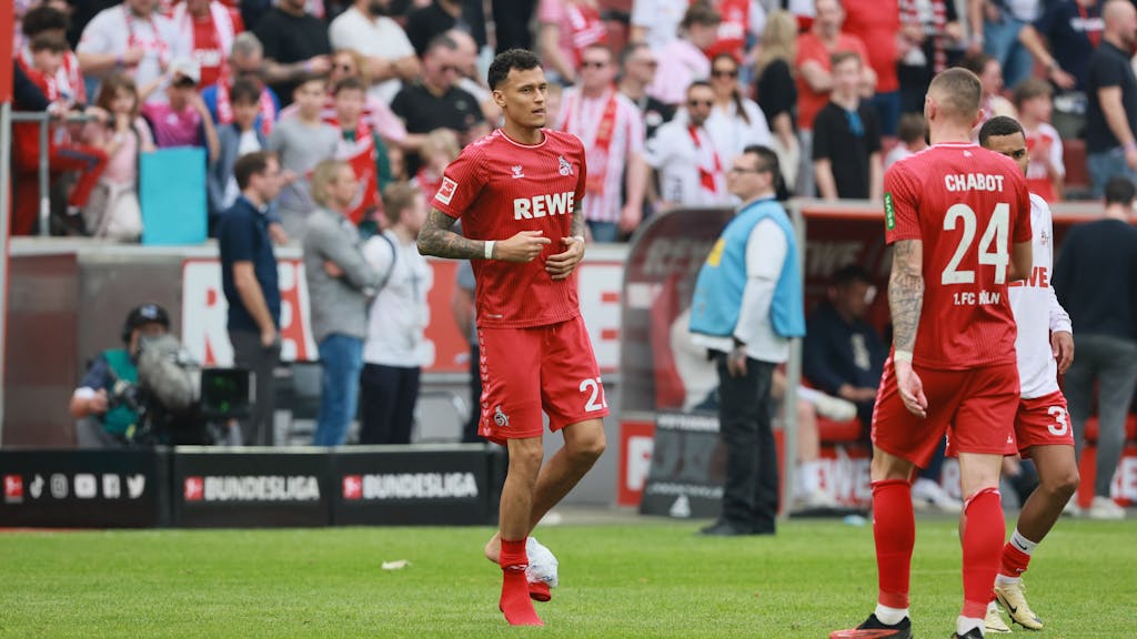 Davie Selke (1. FC Köln) humpelt nach dem Spiel auf dem Weg zum Jubeln.








