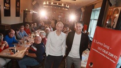 Christian Keller, Sport-Geschäftsführer des 1. FC Köln, und Ex-FC-Profi Matthias Scherz posieren vor dem Beginn des Talks für ein Foto.