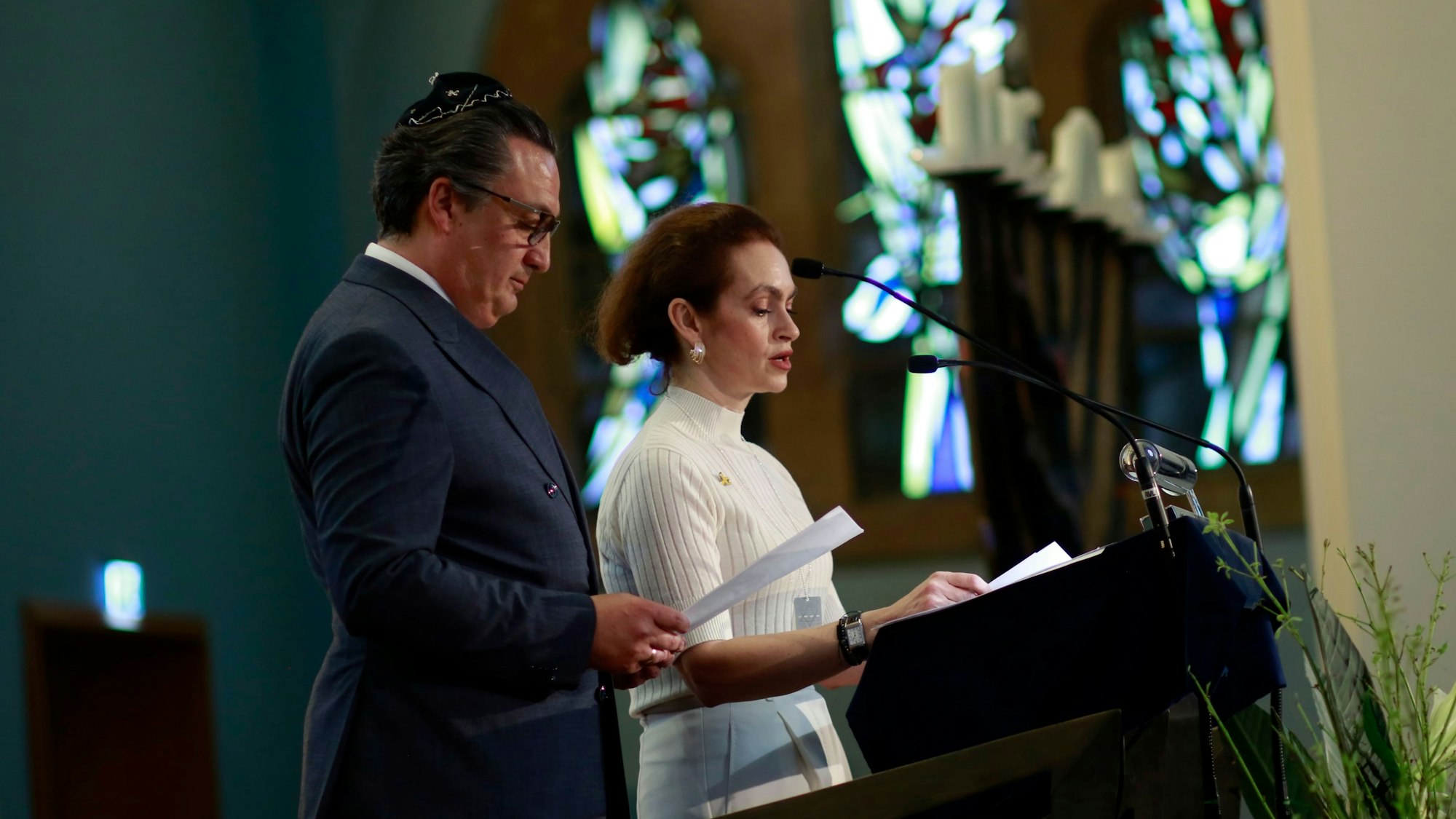 Vorstandsmitglieder Bettina Levy und Felix Schotland führen durch den Jahresempfang der Synagogen-Gemeinde Köln.
