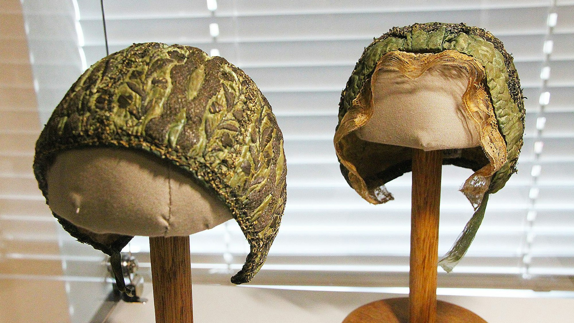 Zwei Taufhäubchen werden in der Ausstellung gezeigt.