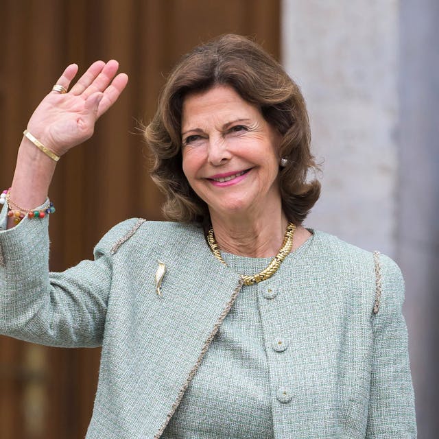 Königin Silvia winkt bei einem Festakt in Heidelberg.