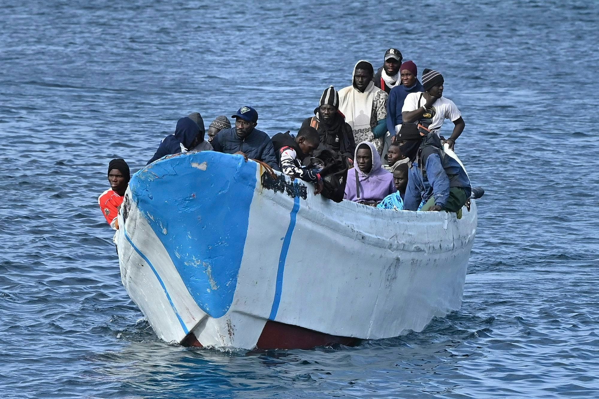 La Restinga: Migranten kommen in einem kleinen Boot im Hafen von La Restinga auf der kanarischen Insel El Hierro an.