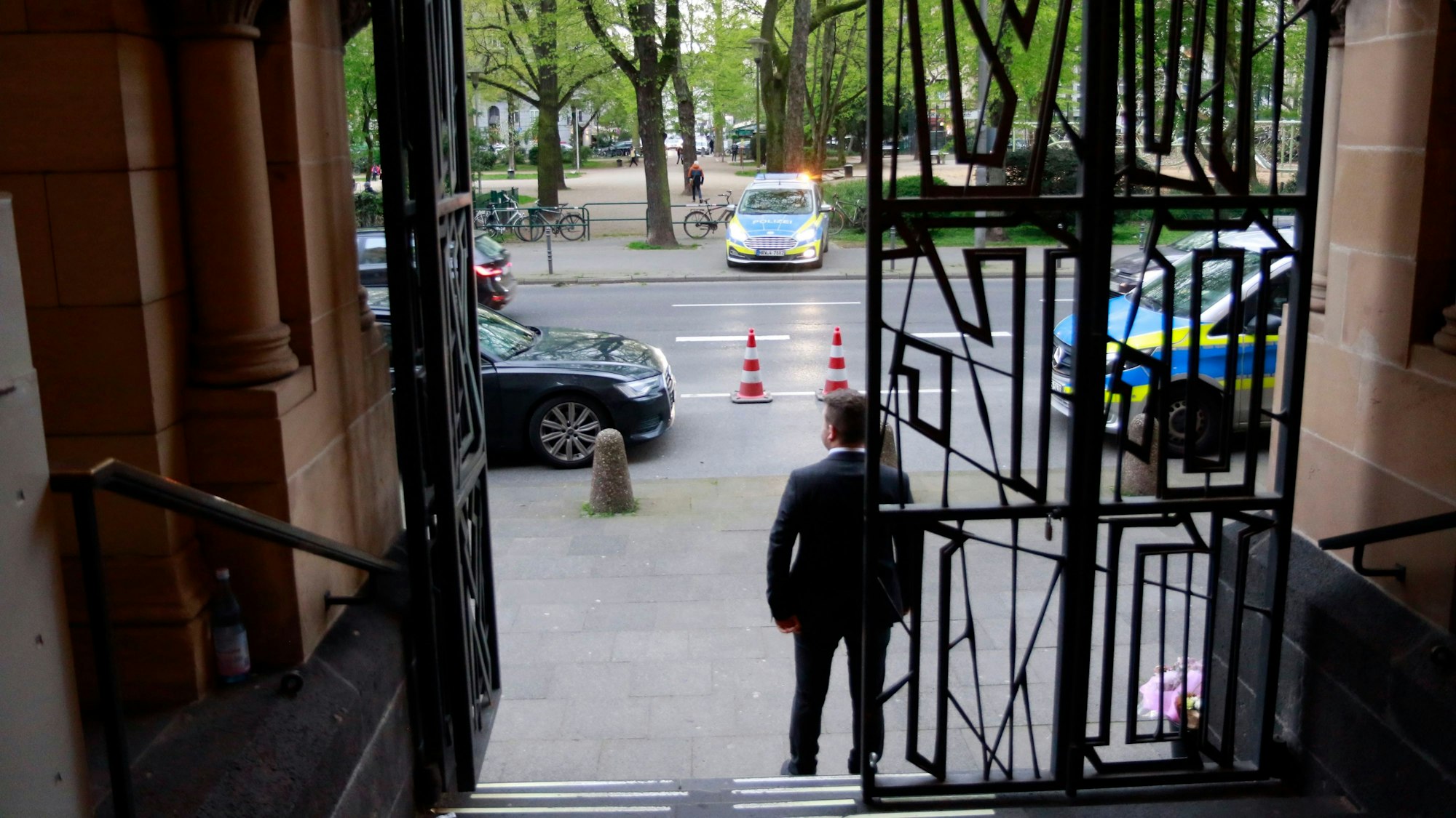 Hohe Sicherheitsstufe und ein starkes Aufgebot der Polizei an der Synagoge in der Roonstraße