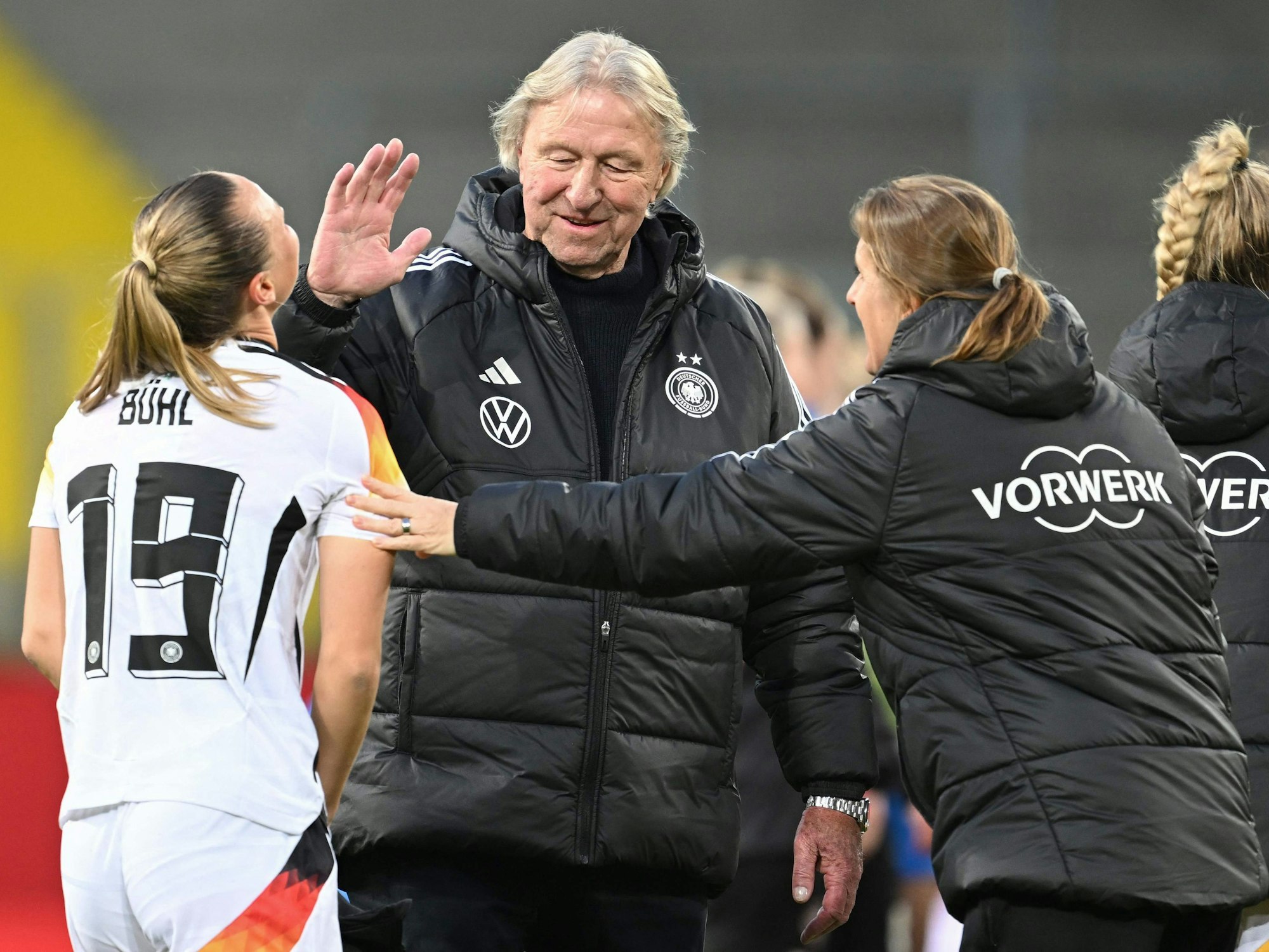 Frauen-Nationaltrainer Horst Hrubesch klatscht sich am 9. April 2024 mit Klara Bühl ab.