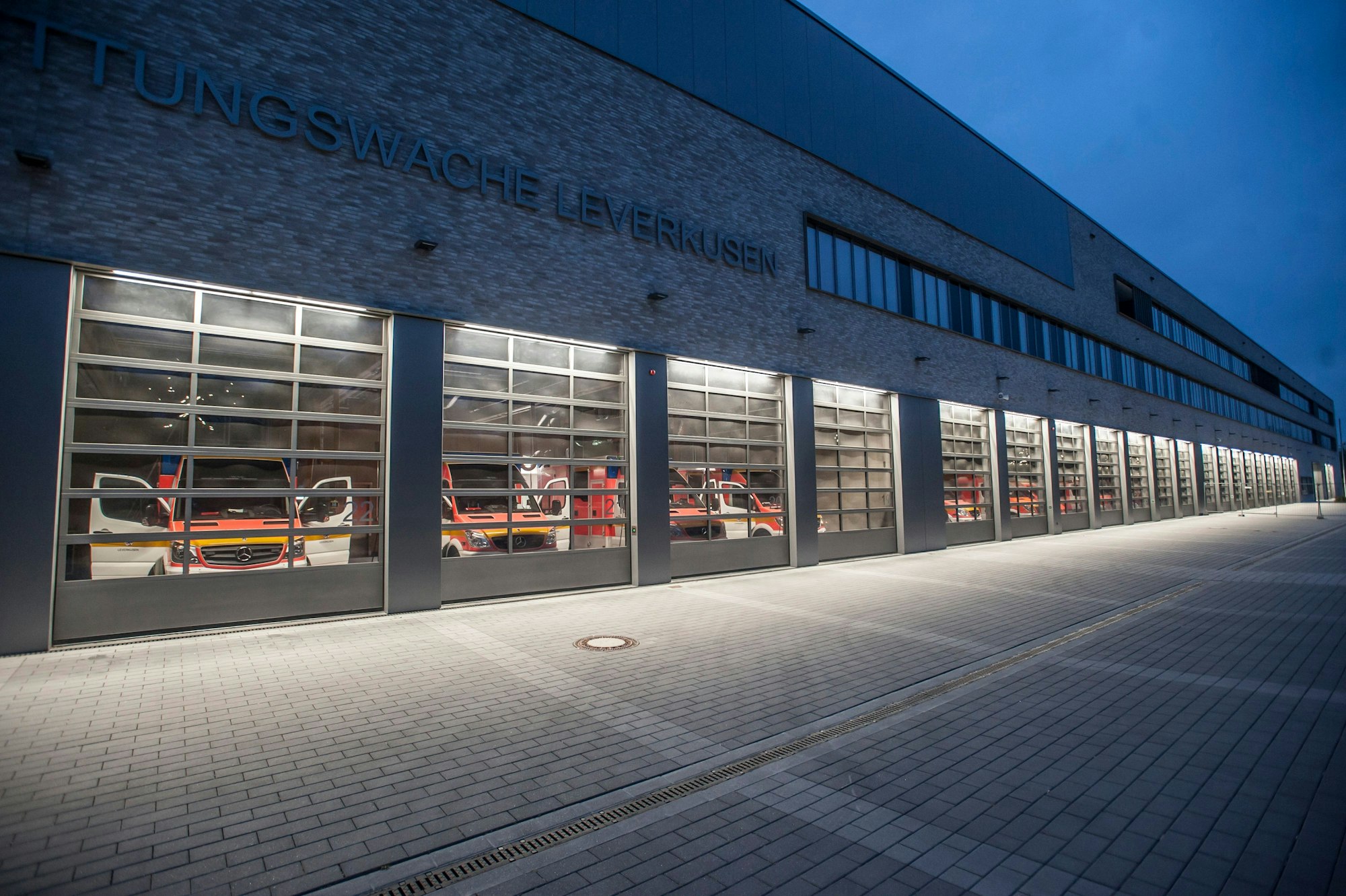 Die Hauptwache der Leverkusener Feuerwehr an der Edith-Weyde-Straße steht im Überschwemmungsgebiet bei einem Extremhochwasser des Rheins und in der „heißen“ Seveso-Zone wegen der Nähe zum Chempark.