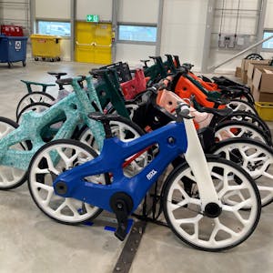 Räder des Kunststoffspezialisten Igus stehen in der Fertigungshalle in Köln