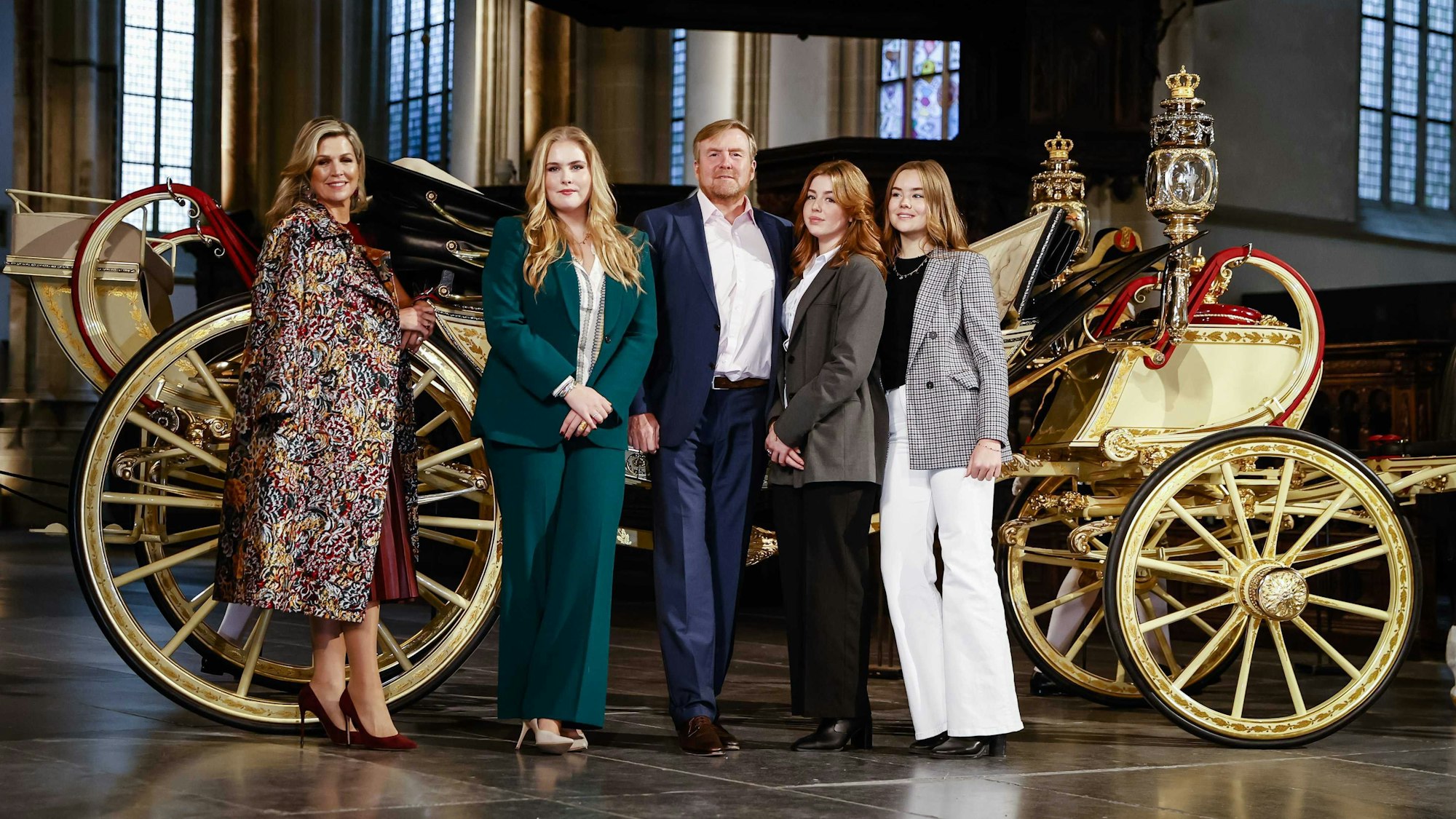 Königin Maxima (l-r), Kronprinzessin Amalia, König Willem-Alexander, Prinzessin Alexia und Prinzessin Ariane der Niederlande stehen während eines Fototermins in der Nieuwe Kerk.