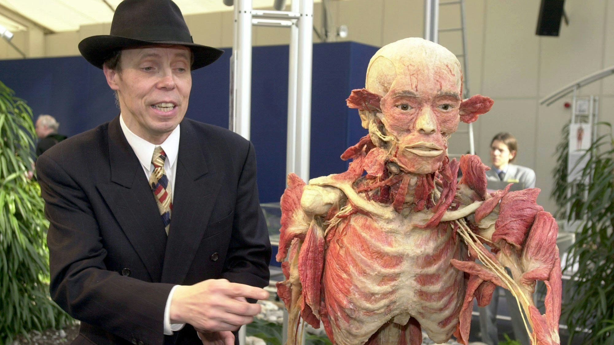 Der Heidelberger Anatomie-Professor Gunther von Hagens erklärt im Februar 2000 seine menschlichen Dauerpräparate.