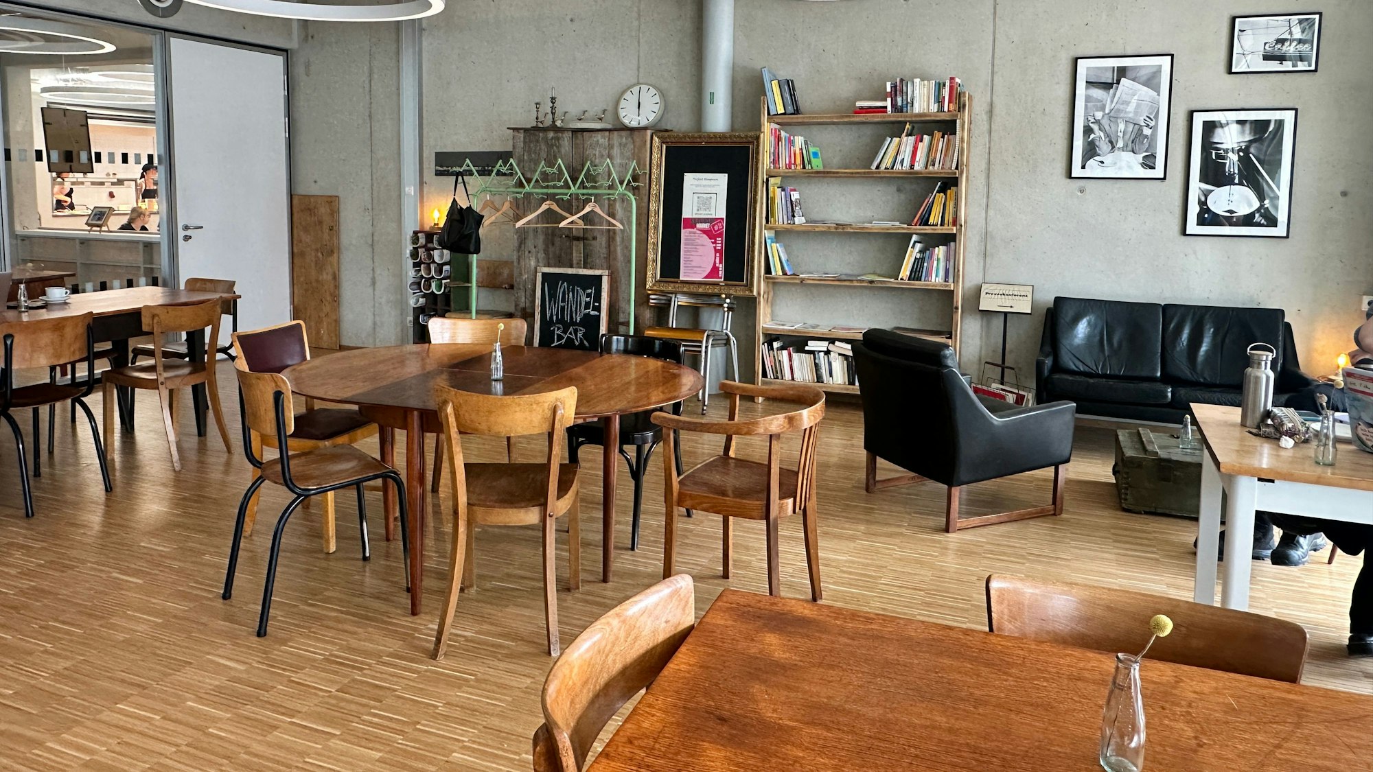 Ein abgetrennter Bereich des Cafés ist dem Lehrpersonal vorbehalten. Das Mobiliar hat Tomaso Giurgolo Secondhand zusammen gesucht.
