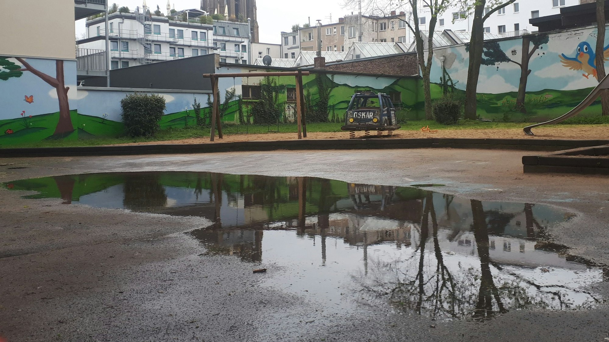Der Vorplatz des Oskar-Spielplatzes an der Rubensstraße ist nach Regenfällen überschwemmt: Die Kanalisation bewältigt die Wassermassen nicht.
