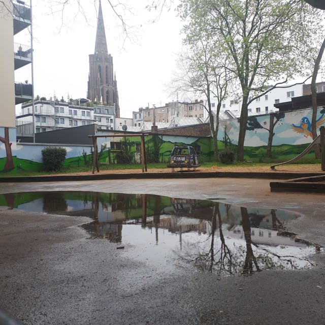 Der Vorplatz des Oskar-Spielplatzes an der Rubensstraße ist nach Regenfällen überschwemmt: Die Kanalisation bewältigt die Wassermassen nicht.