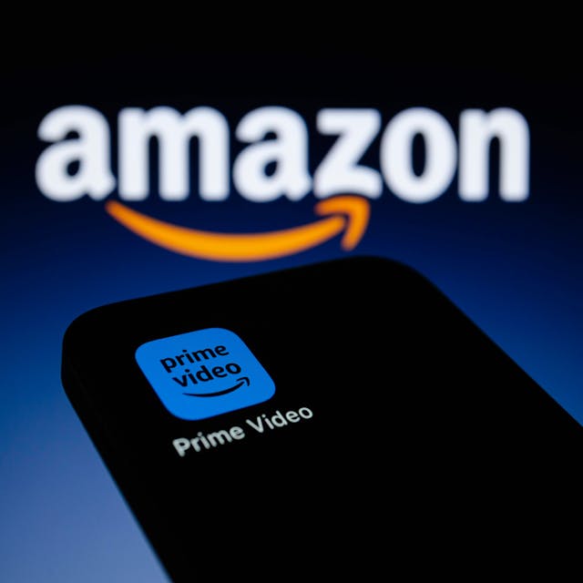 Die App Amazon Prime Video ist auf einem Smartphone zu sehen. Der Streaming-Dienst hat eine bekannte Funktion gestrichen. (Symbolbild)