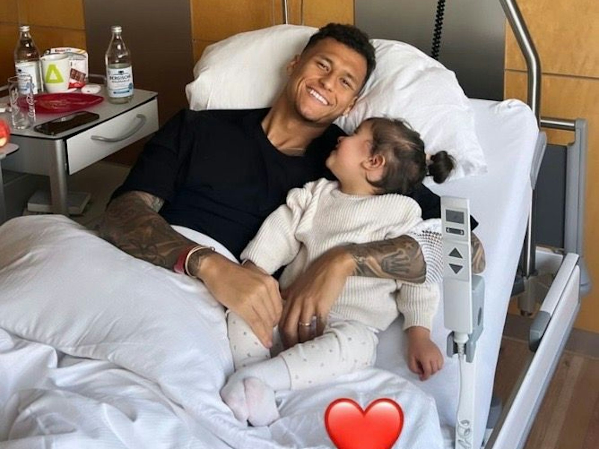 Davie Selke mit seiner Tochter im Krankenhausbett.