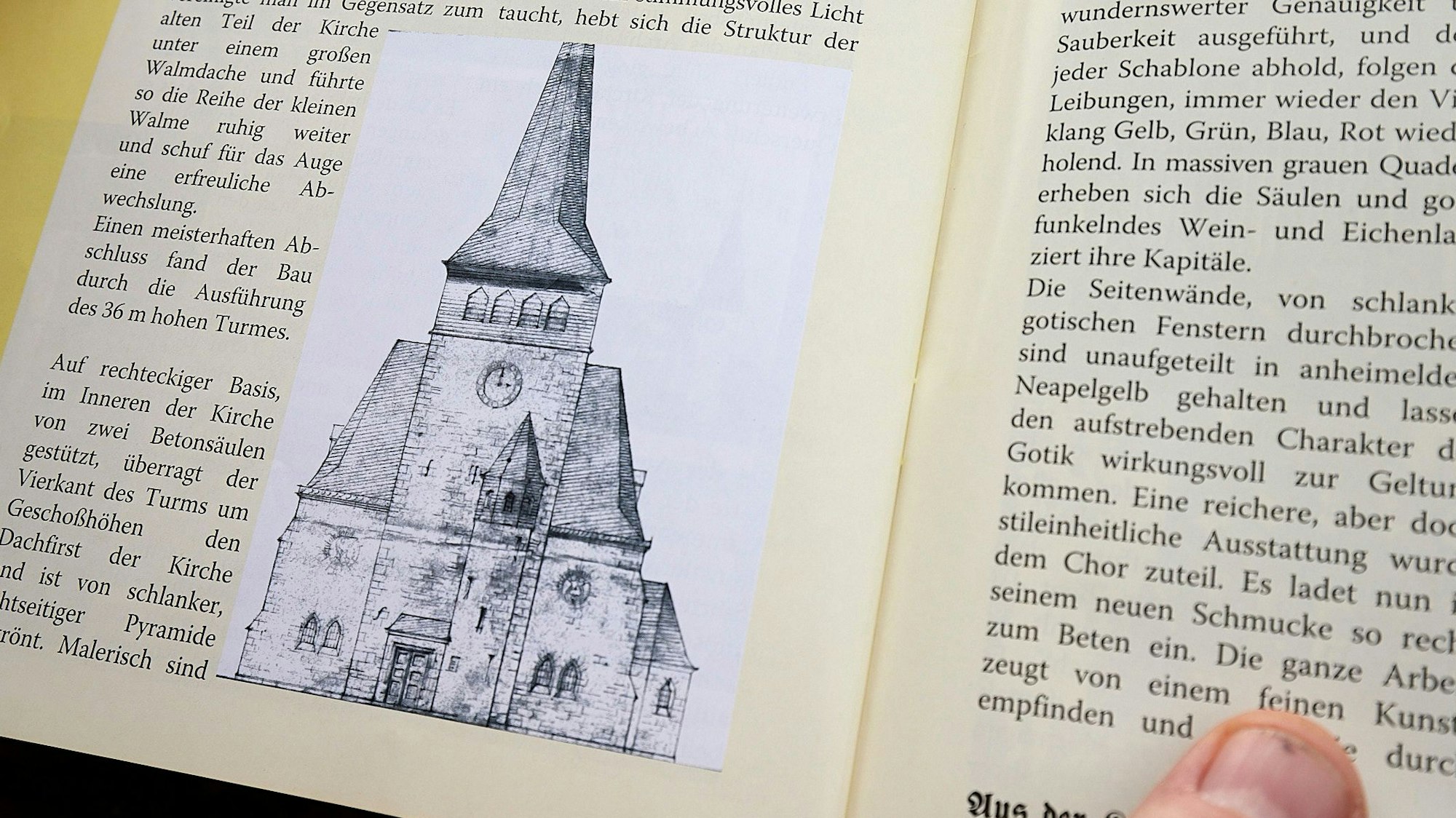 In einem aufgeklappten Buch ist eine alte Zeichnung zu sehen, die einen Kirchturm mit einer Uhr zeigt.