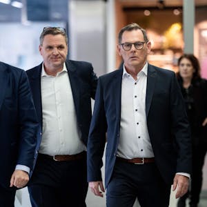 Insolvenzverwalter Stefan Denkhaus (links) kontrolliert Galeria noch bis Ende Juli. Dann übernehmen Geschäftsführer Olivier Van den Bossche (Mitte) und der neue Eigentümer Bernd Beetz (rechts) als Aufsichtsratsvorsitzender.