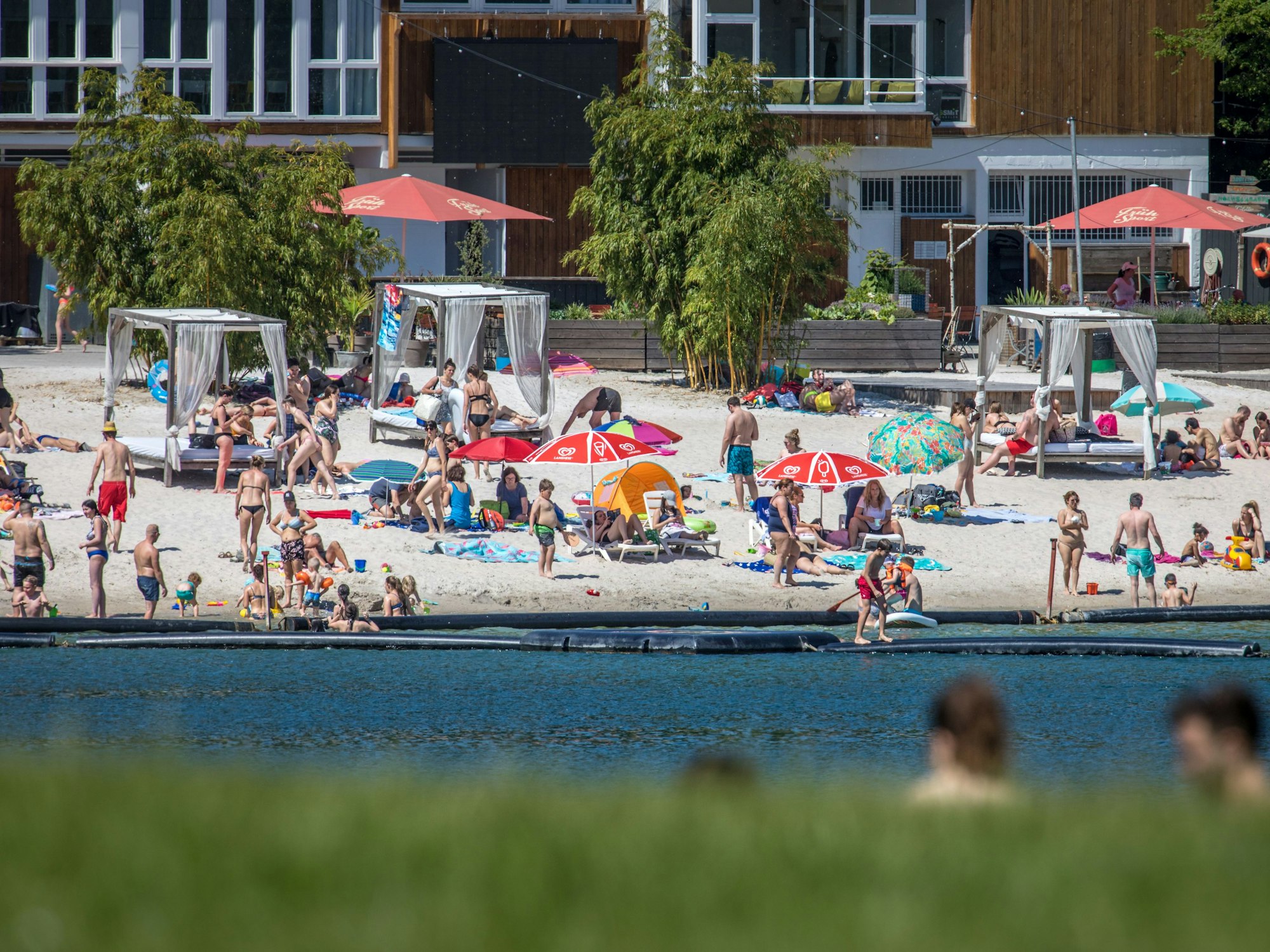 Menschen am Strand des Blackfoot Beach am Fühlinger See in Köln.