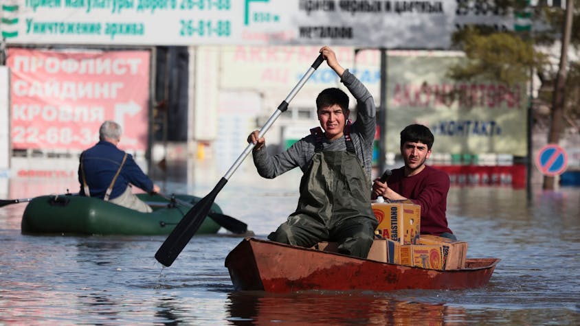 &nbsp;Zwei Männer rudern ein Boot durch das Hochwasser in Russland.