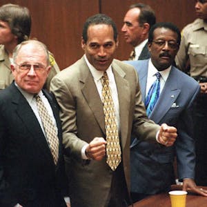 O. J. Simpson vor Gericht im Jahr 1995. Der Ex-Footballer wurde in einem viel beachteten Prozess vom Verdacht, seine Ex-Frau ermordet zu haben, freigesprochen.