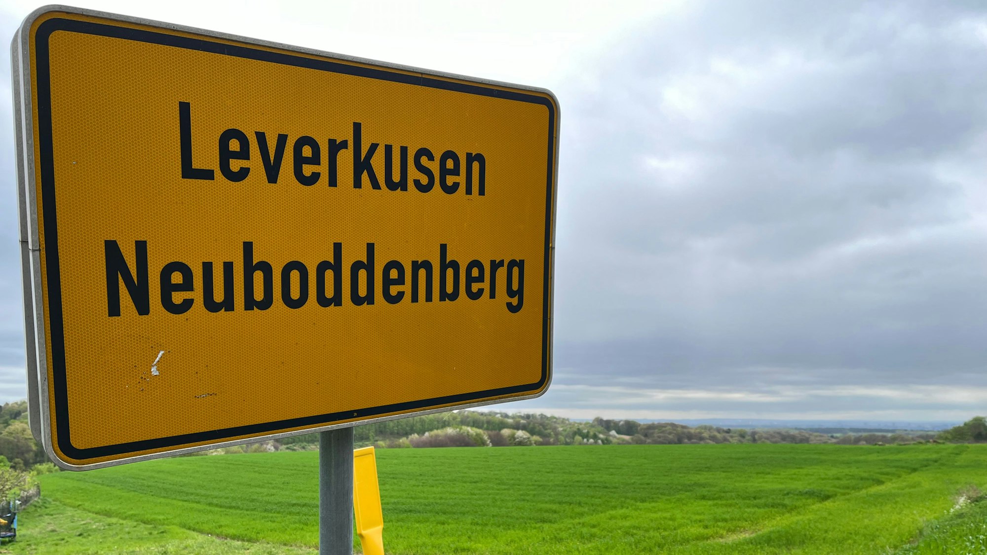 Das Ortsschild von Neuboddenberg, wo die siebte Etappe des Wanderwegs „Rund um Leverkusen“ beginnt.