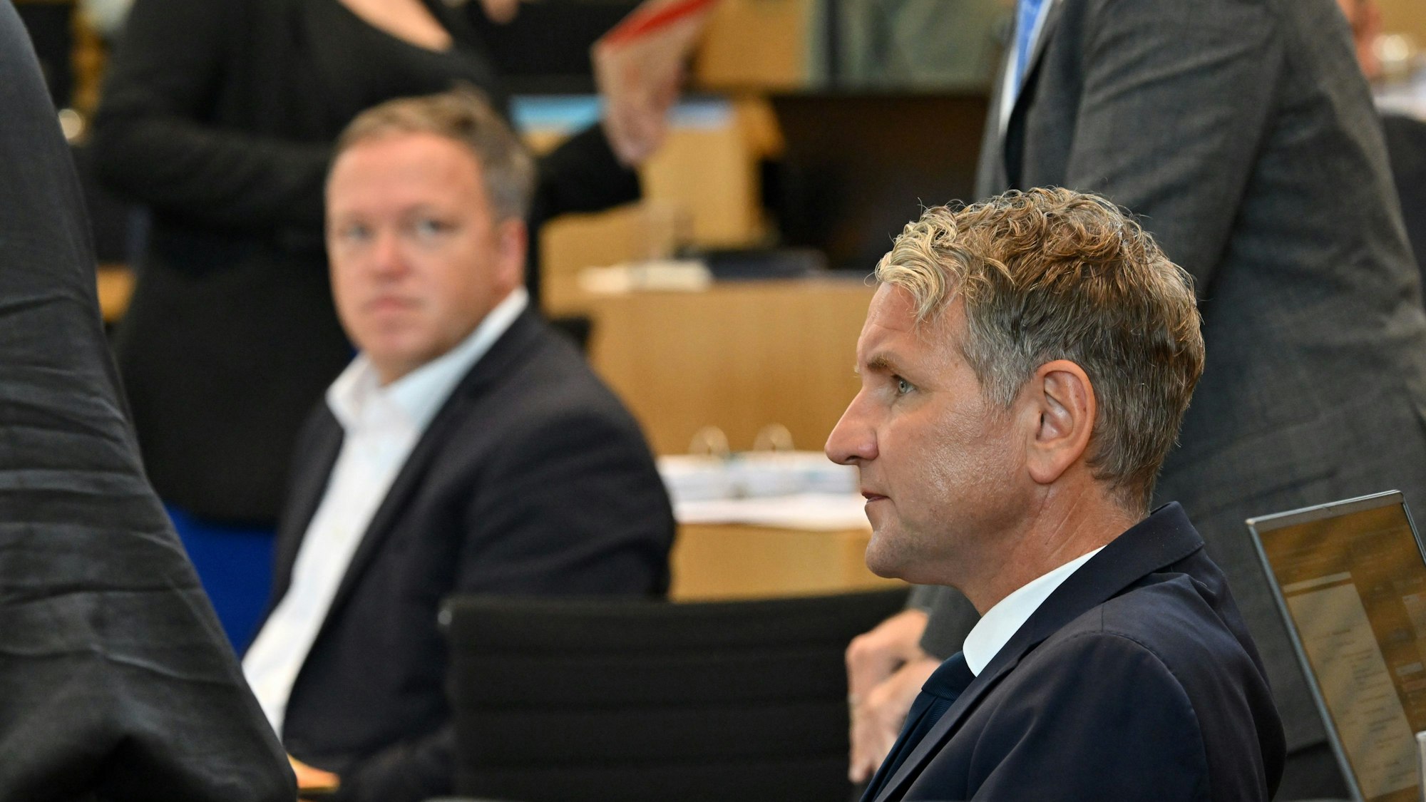 Björn Höcke (r, AfD) und Mario Voigt (l, CDU), Fraktionsvorsitzende ihrer Parteien, im Plenarsaal des Thüringer Landtags.