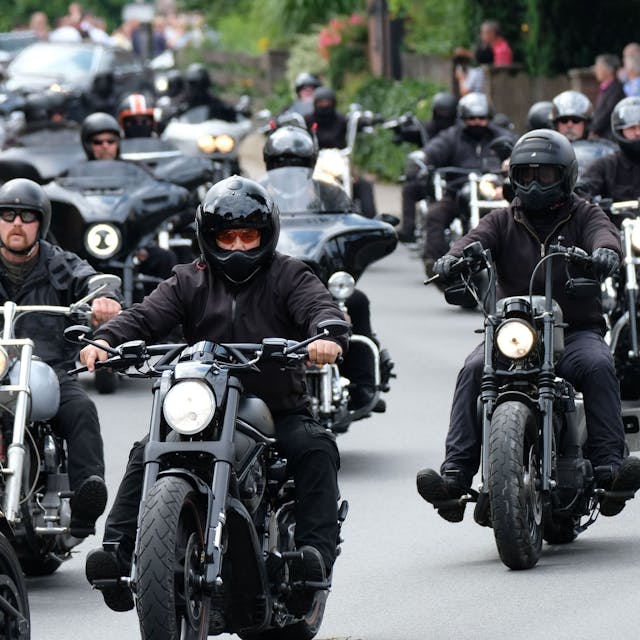 Mitglieder des Rockerclubs Hells Angels auf schweren Motorrädern