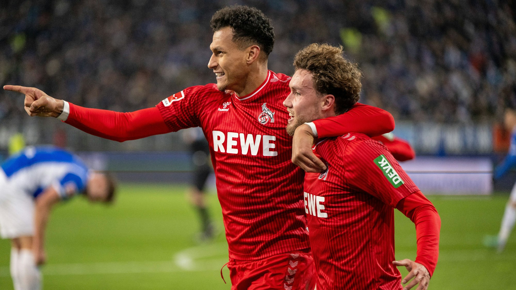 Davie Selke und Luca Waldschmidt bejubeln Arm in Arm ein Tor für den 1. FC Köln.
