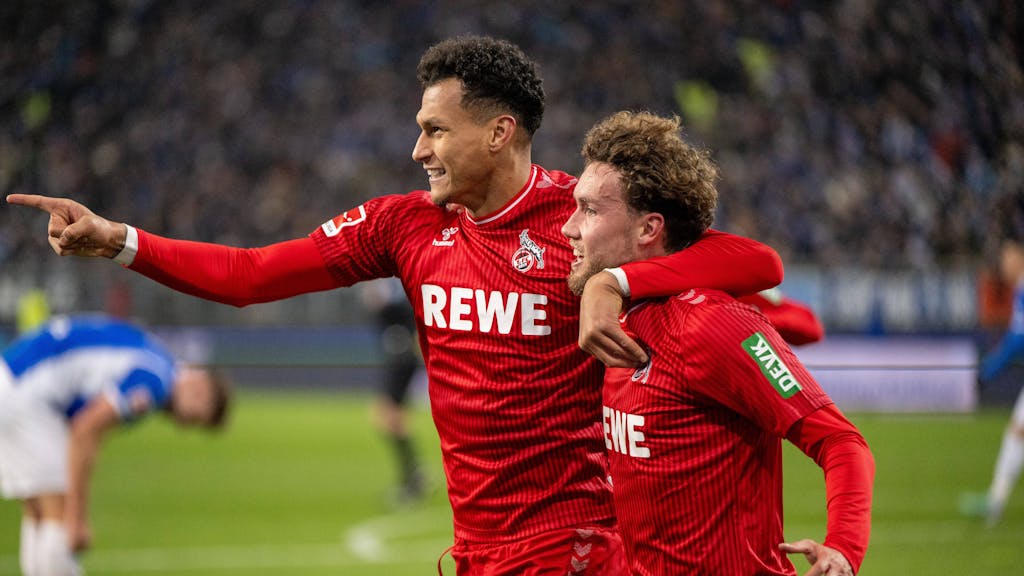 Davie Selke und Luca Waldschmidt bejubeln Arm in Arm ein Tor für den 1. FC Köln.