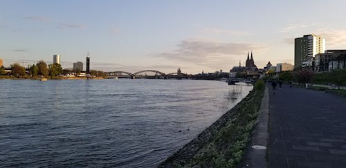 Das Rhein-Panorama in der Abenddämmerung
