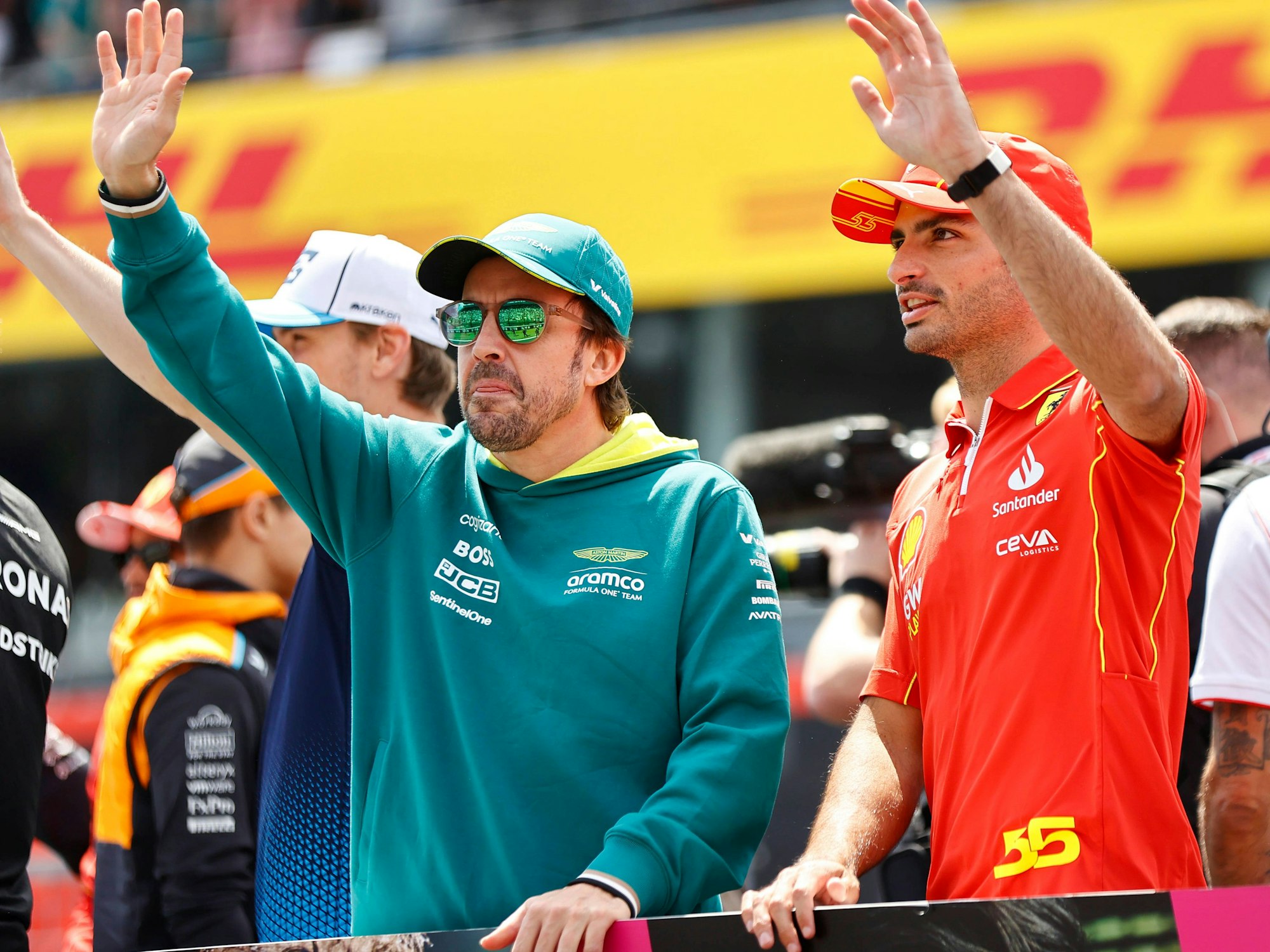 Fernando Alonso und Carlos Sainz winken zu den Fans.