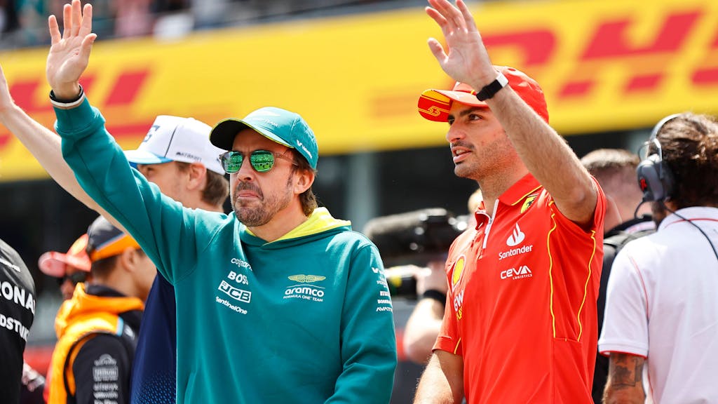Fernando Alonso und Carlos Sainz winken zu den Fans.&nbsp;