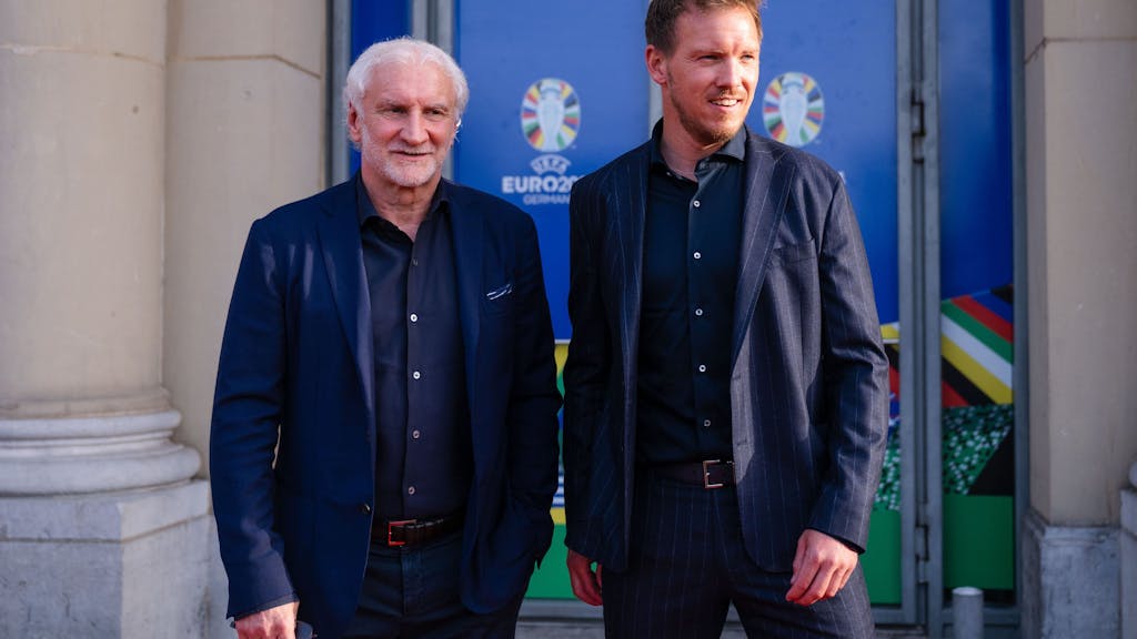 DFB-Sportdirektor Rudi Völler (l.) und Bundestrainer Julian Nagelsmann kommen zu einem Abendessen im Rahmen des EM-Workshops der Nationaltrainer im Ständehaus.