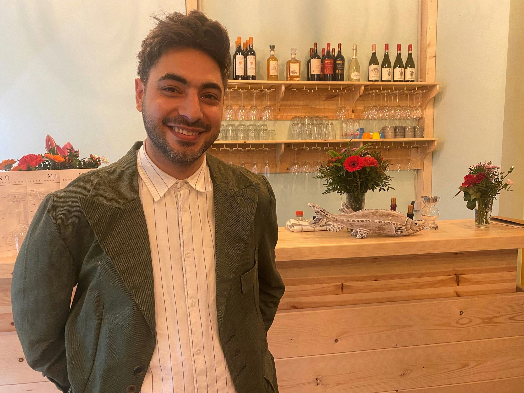 Restaurantbetreiber Tural Hasanov begrüßt seit einigen Tagen die ersten Gäste im Lokal „brot, wein, fisch und...“.