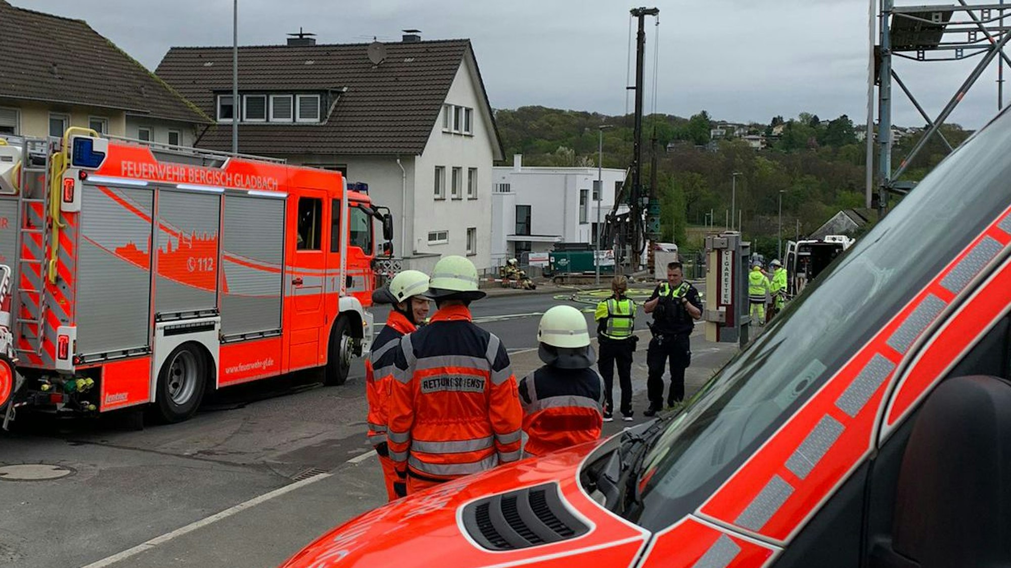 Feuerwehrfahrzeuge stehen auf der Altenberger-Dom-Straße. Im Hintergrund ist eine ramme zu sehen.