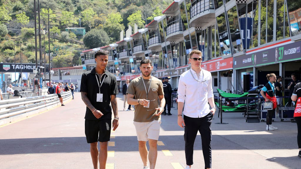 Ex-FC-Profi Ismail Jakobs (l.) gemeinsam mit seinen ehemaligen Teamkollegen Kevin Volland (M.) und Alexander Nübel beim Formel-E-Rennen in Monaco am 29. April 2022.